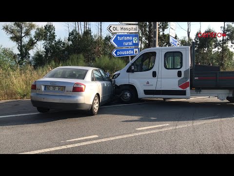 Três feridos numa colisão entre carro e carrinha de caixa aberta na EN17 em Tábua