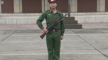 Động tác treo súng, xuống súng AK Đội ngũ từng người có súng