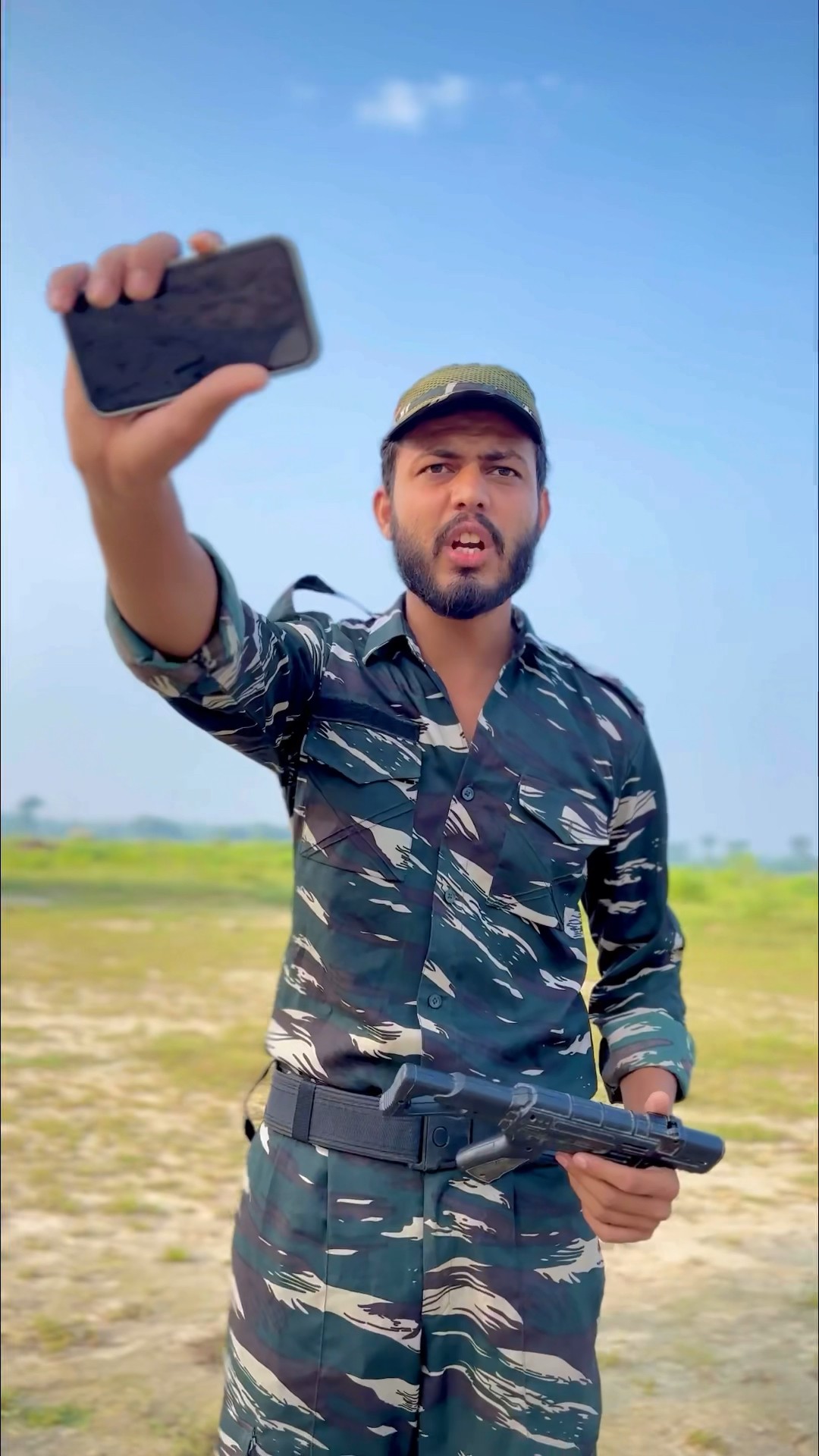 फ़ॉजी ने रखा बॉम पर पैर????#foryou #indiamarmy #emotional #shortfeed #youtubeshorts #bhai #foji