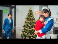 億万長者はクリスマスイブに、いつもよりずっと早く帰宅した。 しかし、娘がベビーシッターに「ママ」と言って別れを告げる姿を見て、彼は衝撃を受けた。