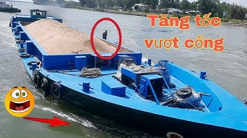Sà lan tăng tốc mạnh mẽ để vượt cống ngăn mặn hấp dẫn