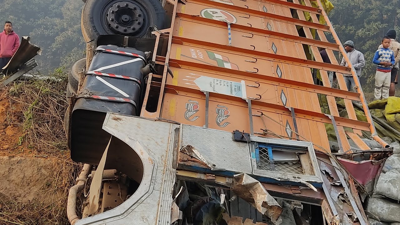 Belguri to lahapara tikriKila road truck accident Sham ke 07.31pm...
