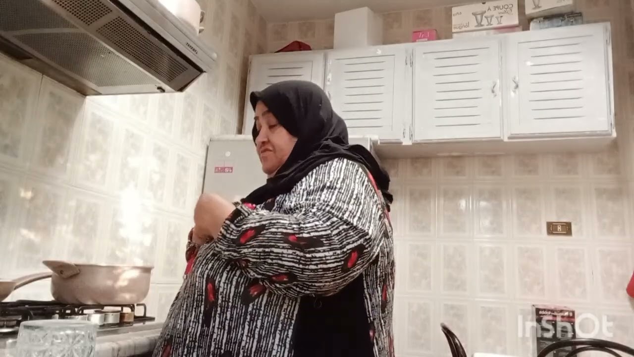حماتي قلتلكم(انا فوق النخلة والهواء مديني تعمر والا تخلى شئ ما يعنيني) 