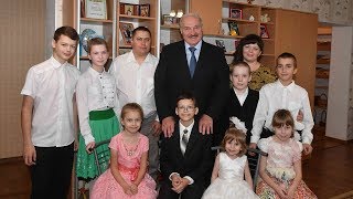 Лукашенко подарил мини-трактор детскому дому семейного типа в Буда-Кошелево Лукашенко подарил мини-трактор детскому дому семейного типа в Буда-Кошелево