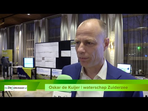 VIDEO | De aannemer legt voor twee jaar een tijdelijke asfaltweg langs de Drontermeerdijk