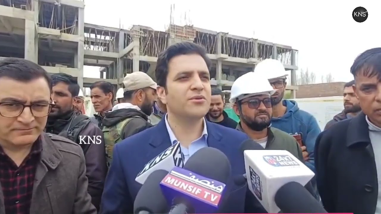 DC Budgam #AtharAamirKhan visits Old District Hospital, inspects under-construction new District