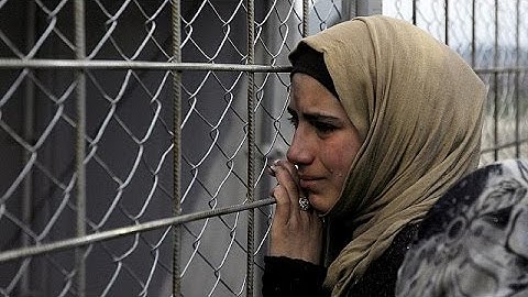 FYROM allows in hundreds of migrants, as others remain trapped in Greece