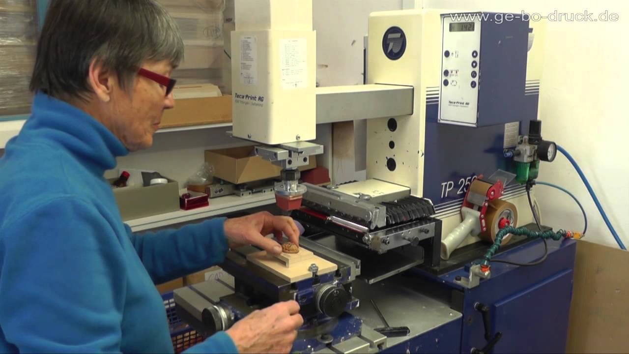 Tampondruck auf der Tampondruckmaschine - YouTube