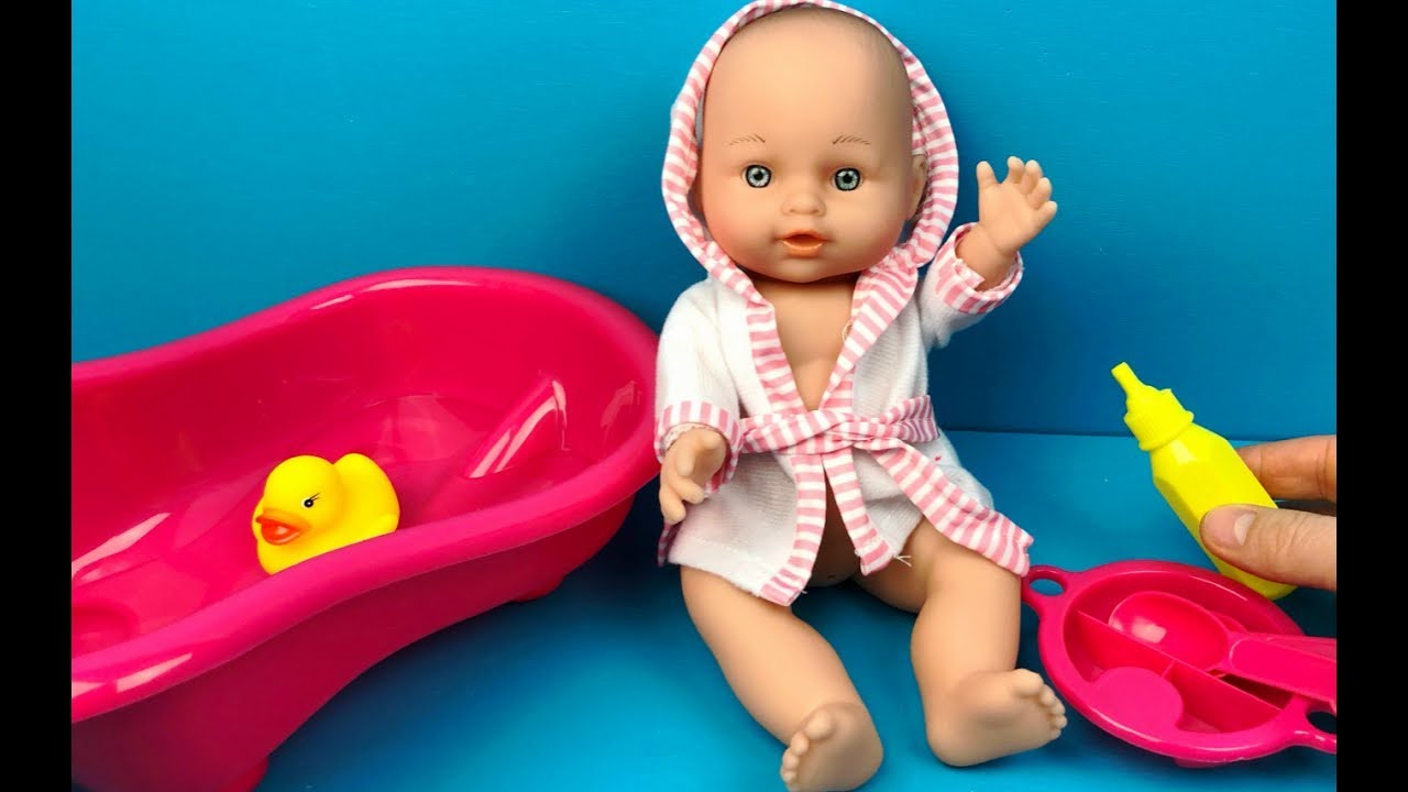 Baby Doll Bath Set Queenie Toy Review and playing YouTube