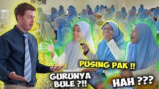 KOCAK !! Guru Bule Masuk Pondok Pesantren Putri, Muridnya Takut Semua ?!!