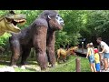 Sofia au parc des dinosaures avec sa famille