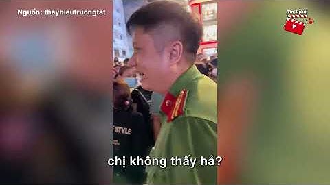 Thấy cháu bé thổi lửa 