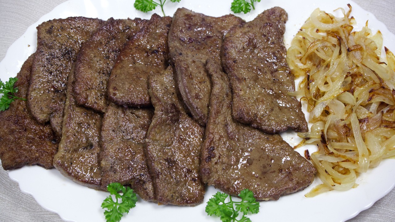 Wątróbka Wołowa Smażona z Cebulą - Miękka i Soczysta w 20 Minut