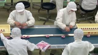 桔梗信玄餅を風呂敷で包むのも人の手【たびらい山梨 】