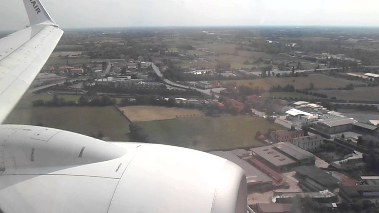 Ryanair B737 landing in Orio al Serio Airport (Italy, 31