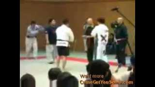 Mestre farsante de ARTES MARCIAIS é humilhado em luta