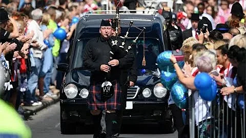 Thousands line the streets for Bradley Lowery's fu...