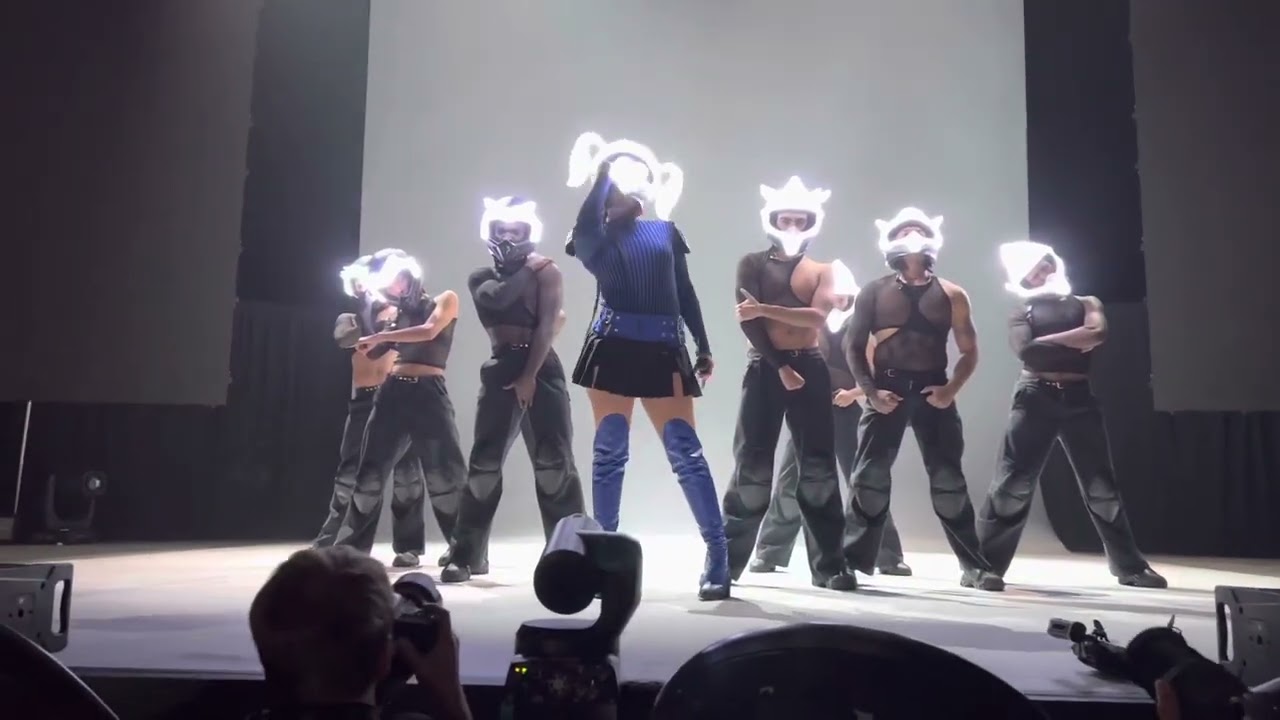 ROSALÍA - INTRO / SAOKO Live from Boston, MA - MOTOMAMI WORLD TOUR 2022 ...