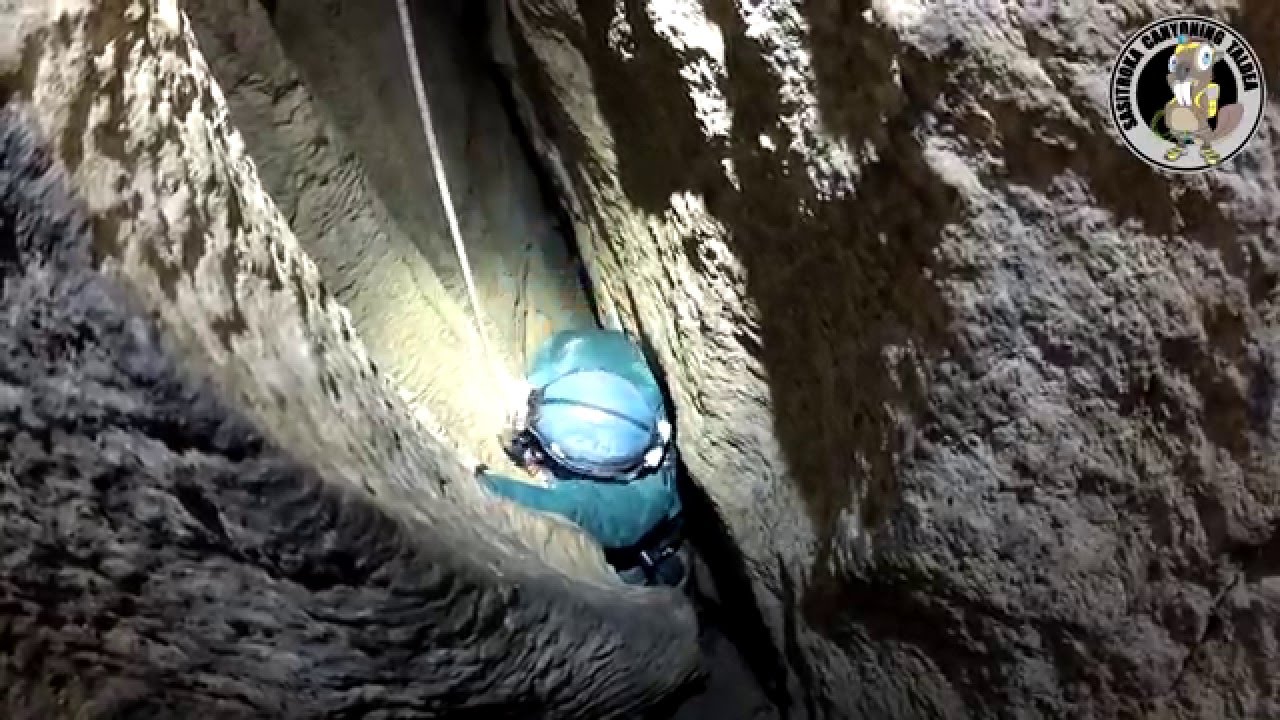 Gatera ascendente al POZO DE LA UNIÓN. Torca Fría Cueva del Lobo. Momentazos HECTOR. Espeleología