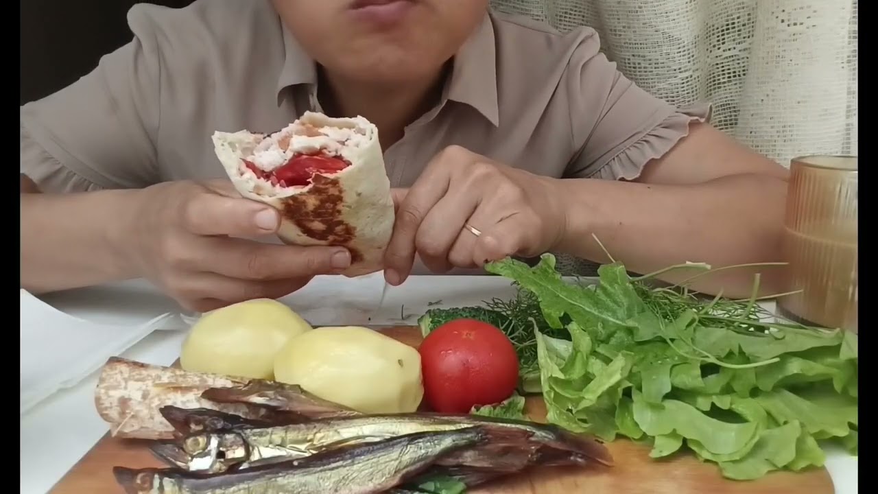 Мукбанг шаурма, ролл с моцареллой и мойва х/к