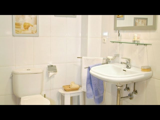 Instalación de accesorios para baños como toalleros, estantes o jaboneras
