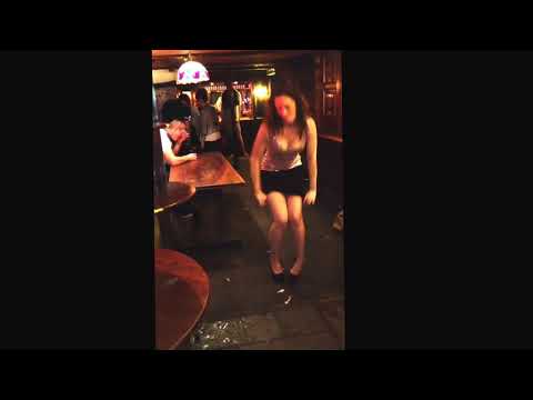 Drunk Girl in Bar. Sarhoş Kız Fena Dağıttı.