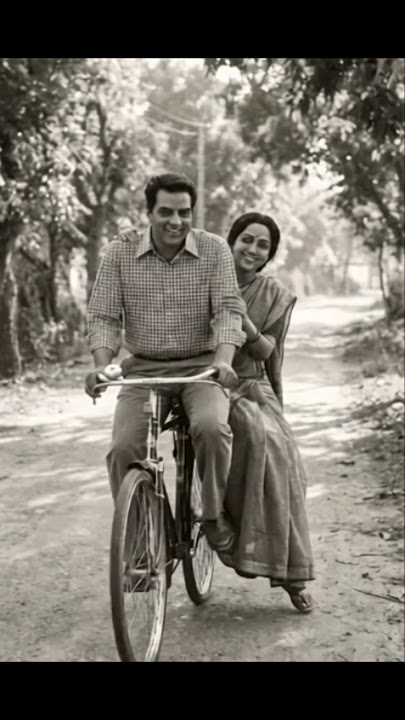 Dharmendra & Hema Malini's Vintage Cycle Ride! ❤️🚲 | Pure Romance