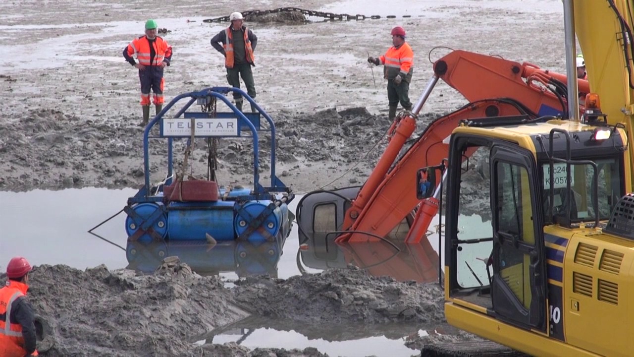 extraction de la pelleteuse du port de la flotte
