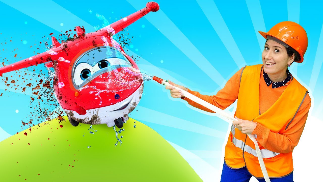 ⁣¡Jett se ha ensuciado mucho! Máster Pum Pum y aviones infantiles. Videos de Super Wings en español