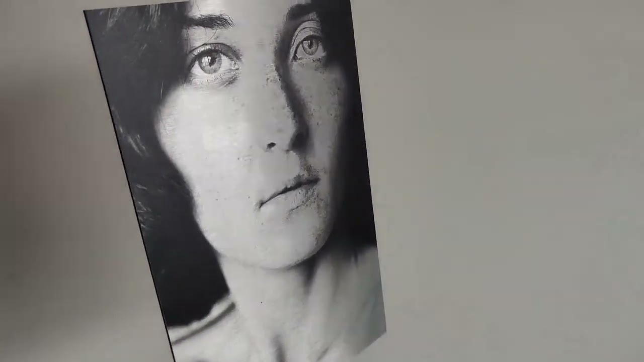 “Zwart-wit portret op geborsteld aluminium – luxe wanddecor | Brinsio