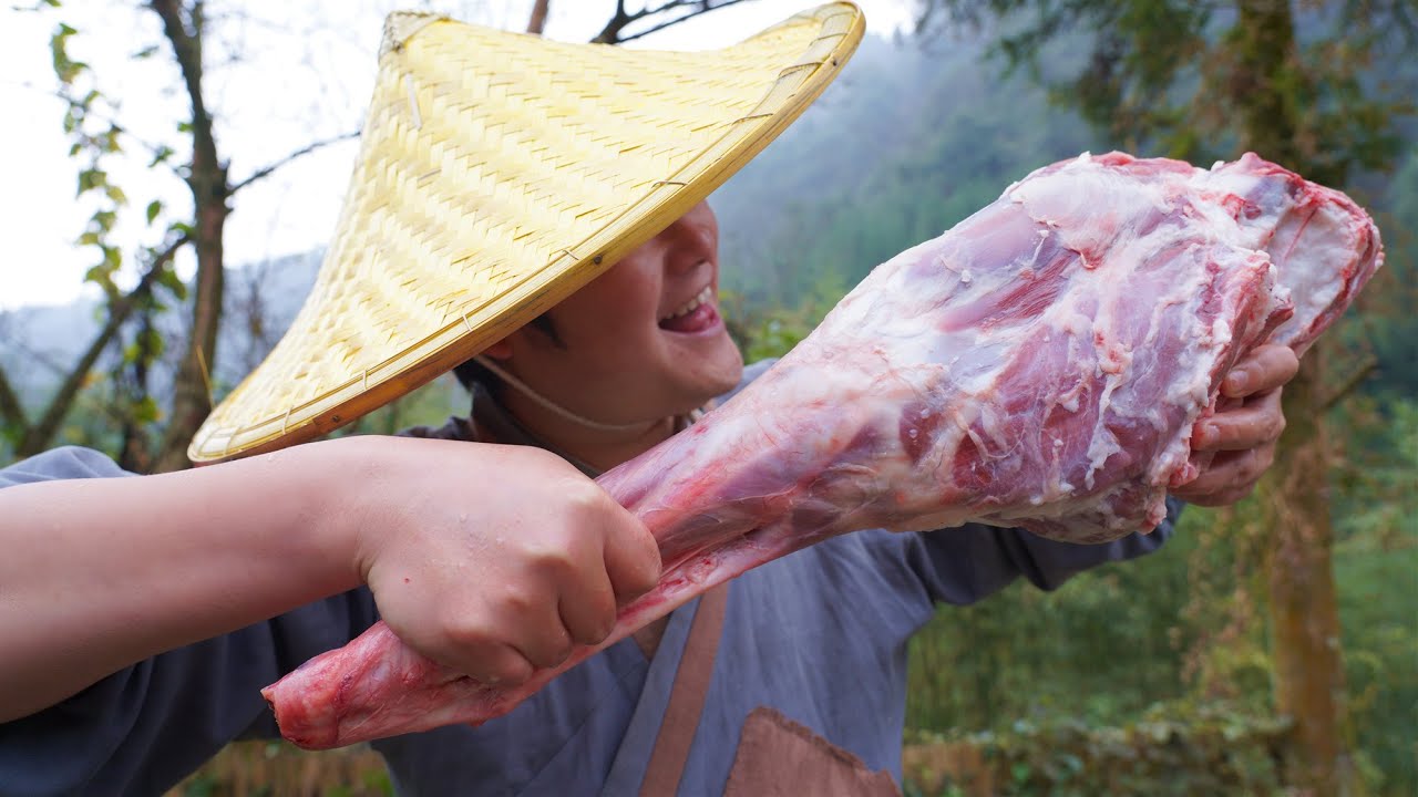 Download 【Shyo video】小伙买了个6斤大羊腿，秘制一道“蘸水羊肉”，比吃羊肉汤还过瘾！