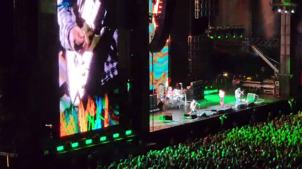 Red Hot Chili Peppers Auckland 21 Jan 23 Give It Away. YouTube
