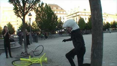 A bicycle helmet with an airbag. Hövding live inflation outside Paviljongen.
