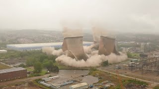 巨大な冷却塔を4基、一気に爆破解体　英中部