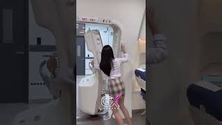 Pramugari Korea Buka Pintu