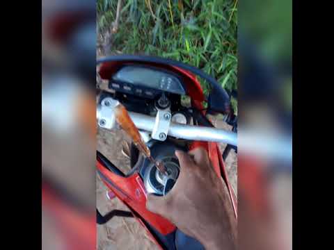 Vídeo: Como você remove uma tampa de combustível trancada de uma motocicleta sem a chave?