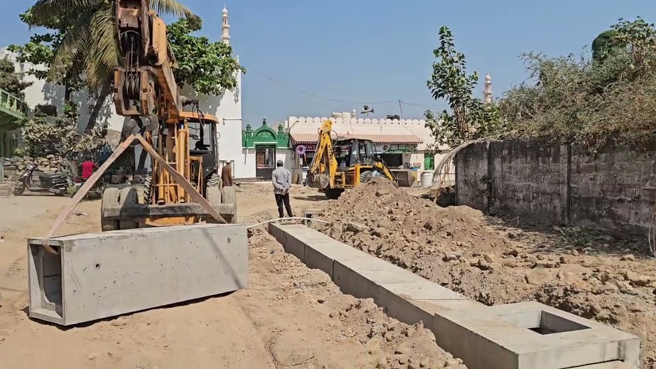 દીવ મા જુના રસ્તા નુ ડિમોલિશન અને ગટર લઈન નુ કામ સાલુ 