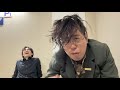 町田さんにリムレスメガネをあげるヤス