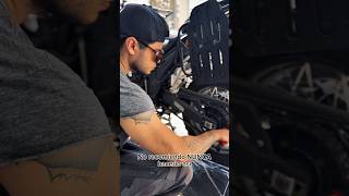 Como limpias la cadena de tu moto?