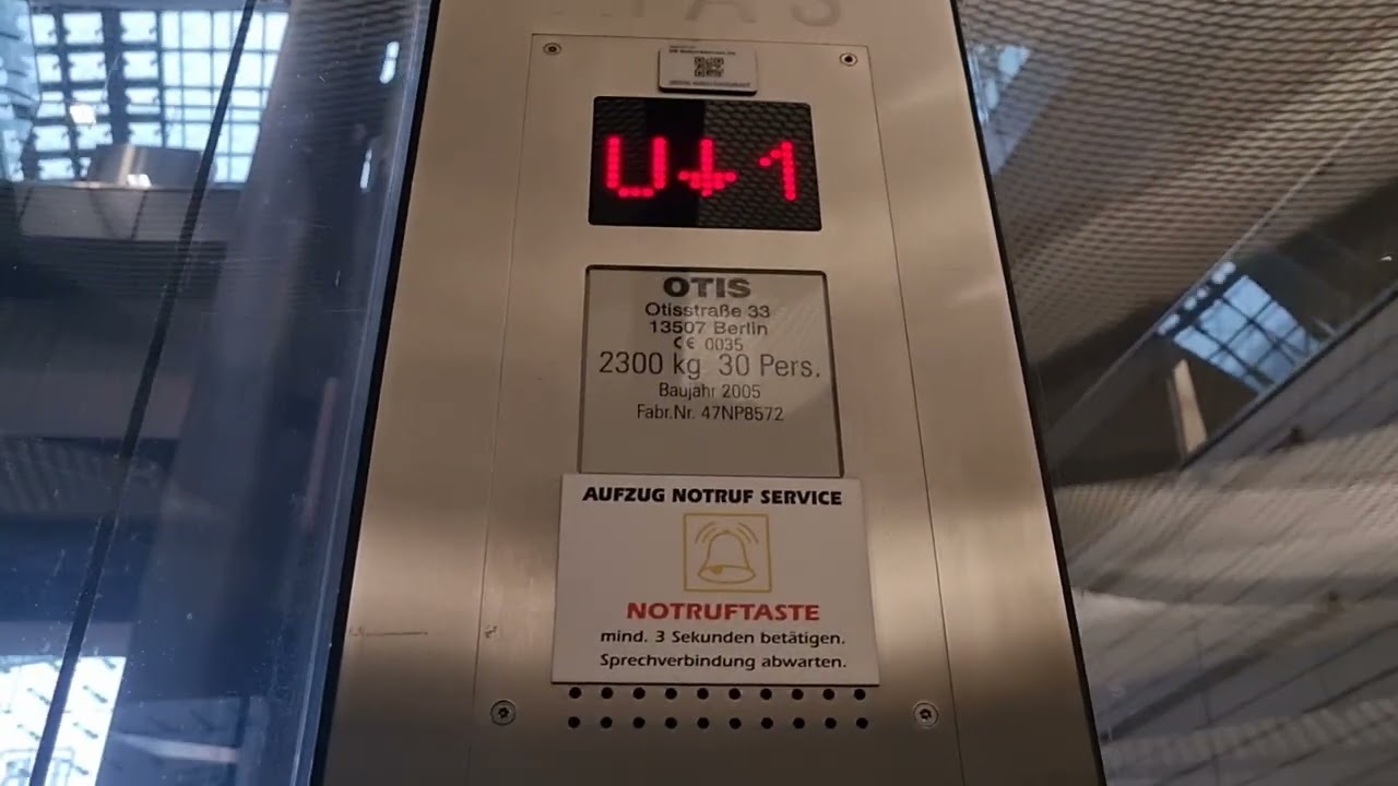 Runder Fahrstuhl OTIS 2000 VF im Hauptbahnhof Berlin