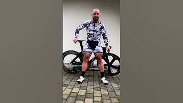 Legs of Olympic track cyclist V.S. Olympic runner (Robert Förstemann & Mo Farah)