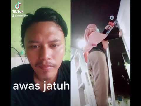 GADIS JILBAB KETAT NAIK TANGGA