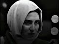 الراجل بيسكت ليه يا ترى
