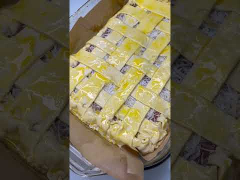 Сочный мясной пирог из слоеного теста