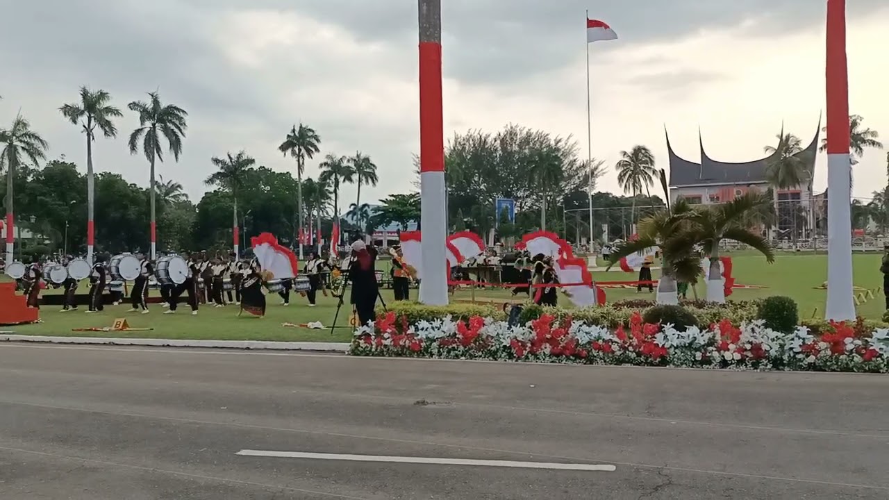 Ratu Keisya Bersama MBSP Tampil Memeriahkan Parade Senja HUT RI ke79 di Istana Gubernur