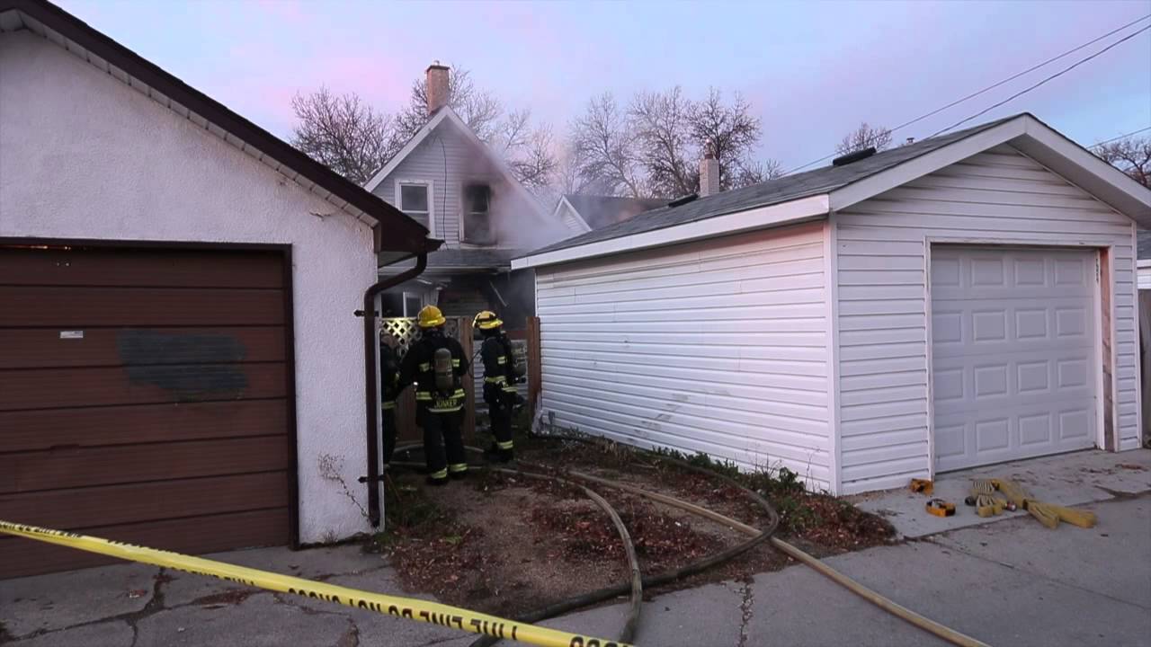 Crews battle fire in vacant house on Manitoba Avenue - YouTube
