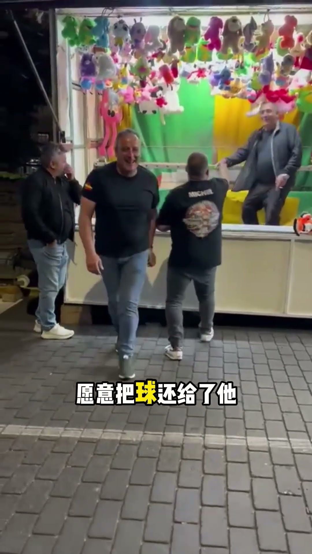 他打倒兩個，結果被好朋友坑了！#shorts #趣事 #有趣