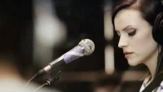 On Track With SEAT: Amy MacDonald - Dancing in the Dark (cover)