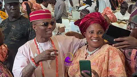 WIZKID GREETS TIWA SAVAGE, DBANJ, PRETTY MIKE, WASIU AYINDE AT HIS MOTHER’S BURIAL CEREMONY