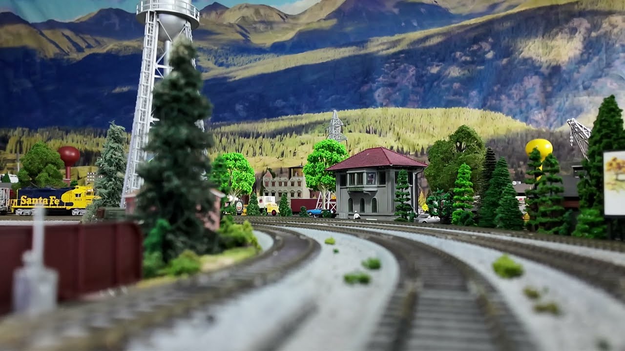 “Little Diesel Engine at Work” BLI Santa Fe GP20 Rolls Thru “Damn Curve” - HO Scale Model Trains